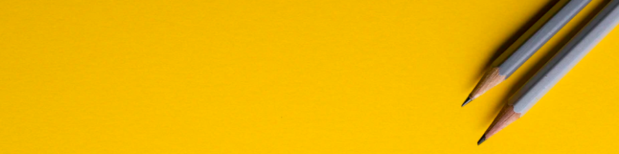 lápices grises fondo amarillo 
