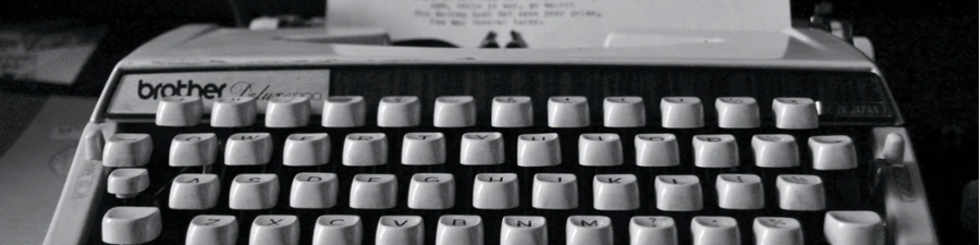teclado de máquina de escribir en blanco y negro 